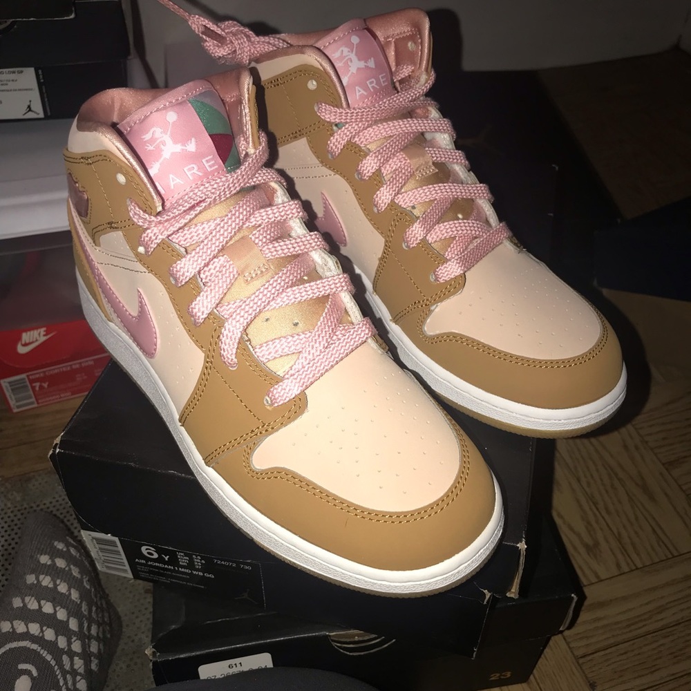Jordan 1 Mid Lola Bunny. Brand New!!! Size 6y